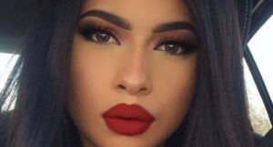 Descubre los mejores tonos de labiales rojos para realzar la Belleza de las morenas