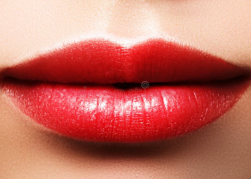Consigue labios irresistibles con nuestro lip gloss estético de maquillaje