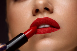 Descubre el encanto del maquillaje MAC en España y luce radiante