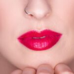 Labios irresistibles: descubre el poder del maquillaje en tono rojo
