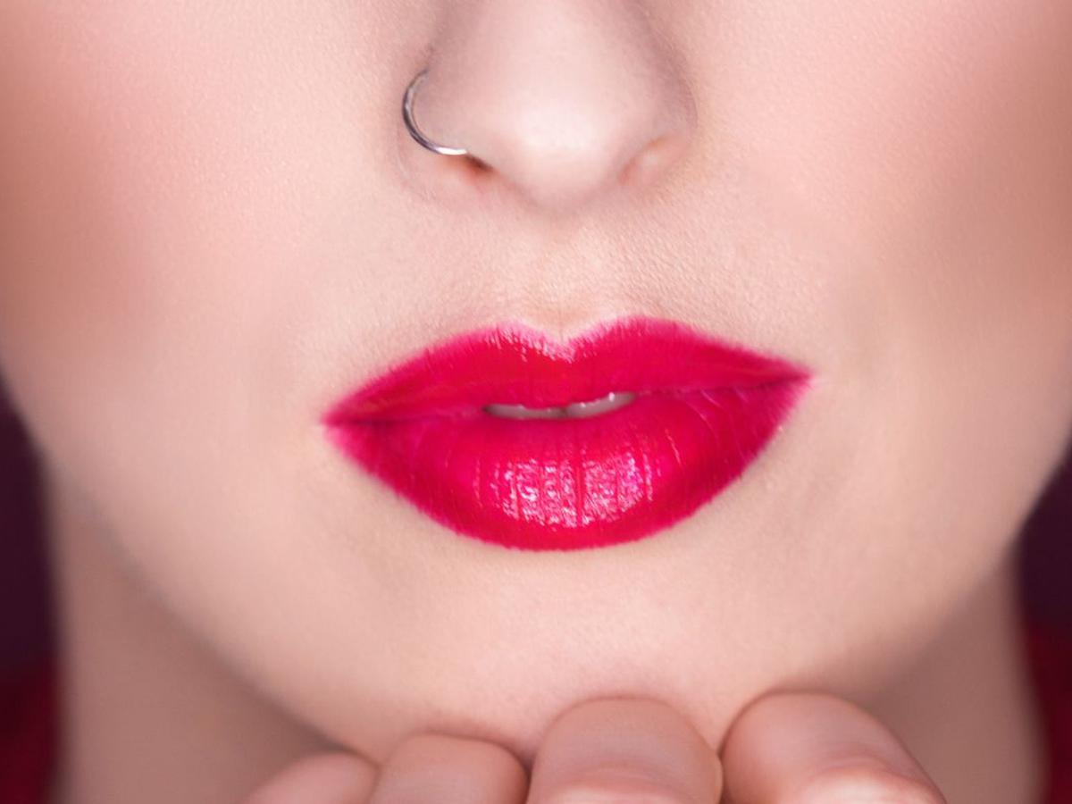 Labios irresistibles: descubre el poder del maquillaje en tono rojo