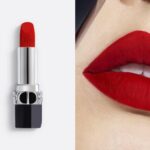Logra un look fresco y natural con labios rojos intensos
