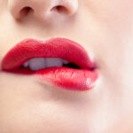 ¡Labios irresistibles! Descubre los secretos del maquillaje para labios rojos y luce una sonrisa impactante. ¡Entra ya!