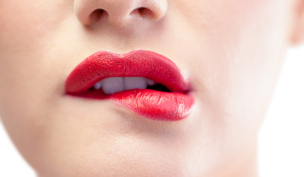 ¡Labios irresistibles! Descubre los secretos del maquillaje para labios rojos y luce una sonrisa impactante. ¡Entra ya!