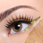 Logra un look perfecto con nuestro maquillaje de línea de gato. Aprende a resaltar tus ojos de forma sencilla y elegante. Perfecto para aficionados y profesionales.