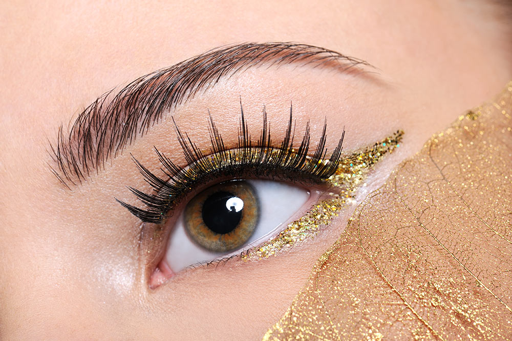 Logra un look perfecto con nuestro maquillaje de línea de gato. Aprende a resaltar tus ojos de forma sencilla y elegante. Perfecto para aficionados y profesionales.