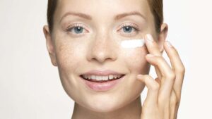 Logra una piel radiante con esta rutina skincare sencilla