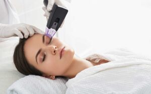 Logra una piel radiante con estética en cuidado de la piel