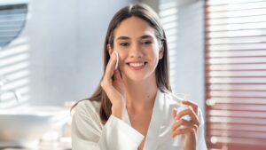 Logra una piel radiante con estos pasos de skincare diarios