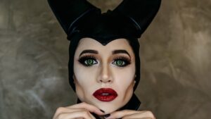 Descubre el maquillaje de Maléfica para mujer y deslumbra con tu estilo dark y misterioso.