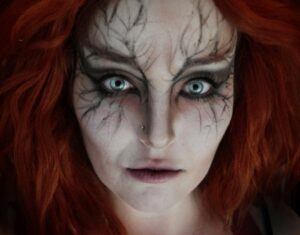 Descubre el maquillaje de Maléfica y deslumbra con tu look oscuro y fascinante. ¡Sé la protagonista de tus sueños mágicos!