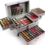 Encuentra el maletín de maquillaje perfecto en Primark. Descubre nuestra amplia selección de maletines de maquillaje con estilo y a precios accesibles. ¡Haz clic aquí!