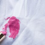 Descubre cómo eliminar manchas de maquillaje en la ropa. ¡Consejos efectivos para lucir impecable!