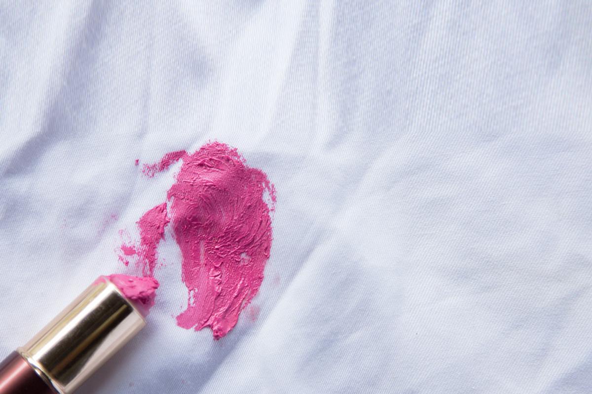 Cómo eliminar manchas de maquillaje en la ropa – Tips efectivos para lucir impecable