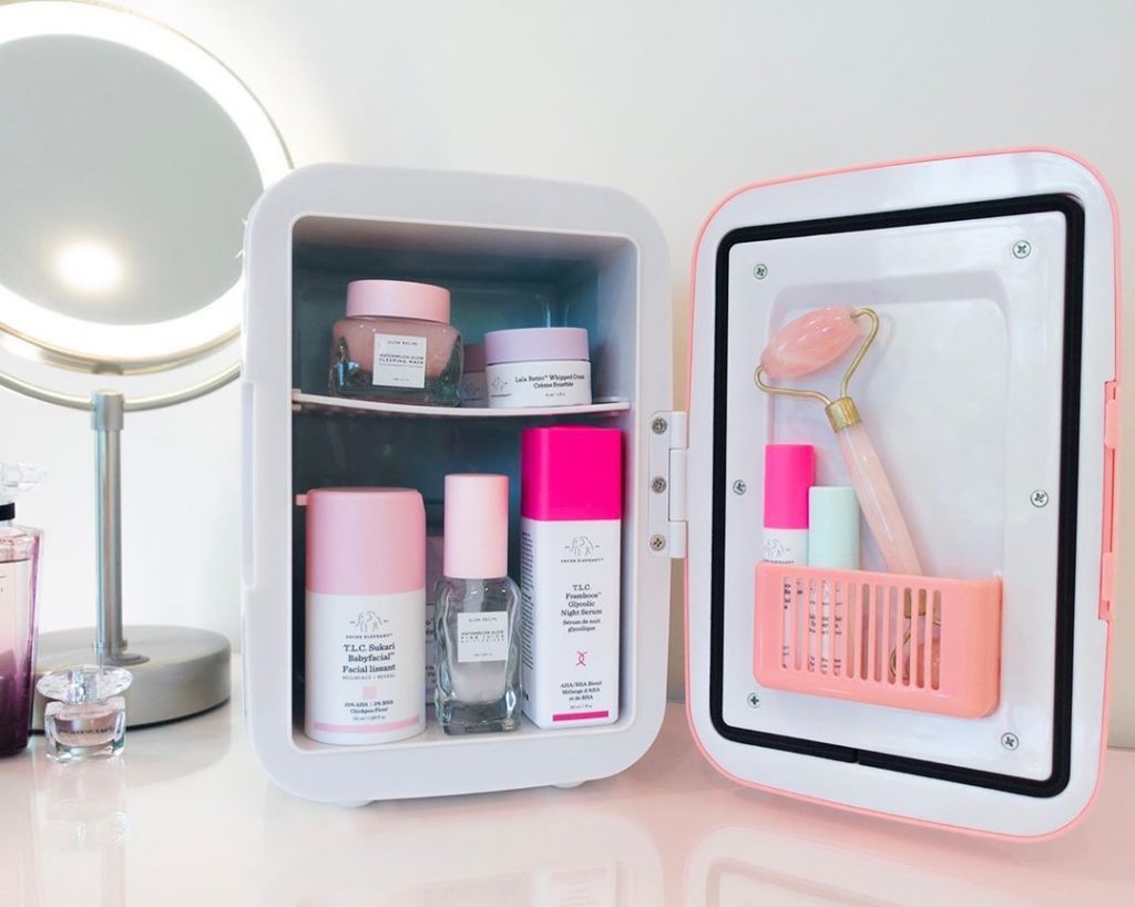 Mantén tus productos frescos con una skincare fridge