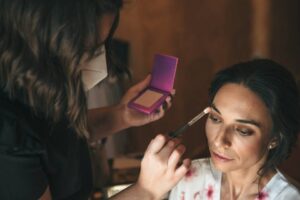 ¿Buscas un maquillador profesional de Benefit? ¡Descubre nuestros servicios de maquillaje de calidad y luce radiante! Encuentra al mejor maquillador de Benefit aquí.