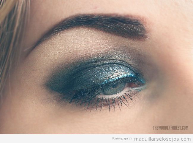Consigue un look impresionante con maquillaje ahumado azul marino. Logra una mirada intensa y sofisticada. Perfecto para cualquier ocasión.