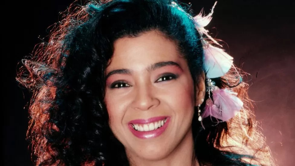 Maquillaje años 80: ¡Aprende paso a paso y luce increíble!