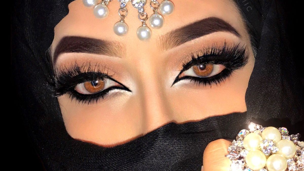 Logra un look exótico y fascinante con el maquillaje árabe de mujer. Descubre los secretos para lucir radiante y seductora. Aprende a resaltar tus ojos y realzar tu Belleza. Haz click aquí para descubrir cómo lograrlo.