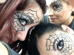 Descubre los mejores trucos de maquillaje para lucir como una araña