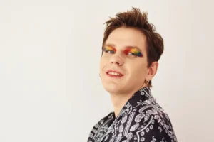 Descubre el impactante maquillaje de ojos de arcoiris y deslumbra con tu mirada.