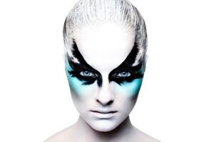 Descubre los fundamentos del maquillaje artístico básico y crea Bellezas sorprendentes