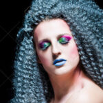 Descubre el impacto del maquillaje artístico con brillo, ¡deslumbra con tu creatividad!
