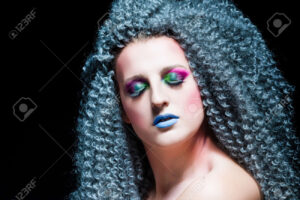 Descubre el impacto del maquillaje artístico con brillo, ¡deslumbra con tu creatividad!