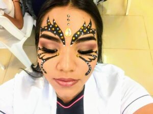 Descubre el arte del maquillaje artístico de antifaz y deslumbra en cualquier ocasión. Aprende técnicas y trucos para crear looks impactantes.