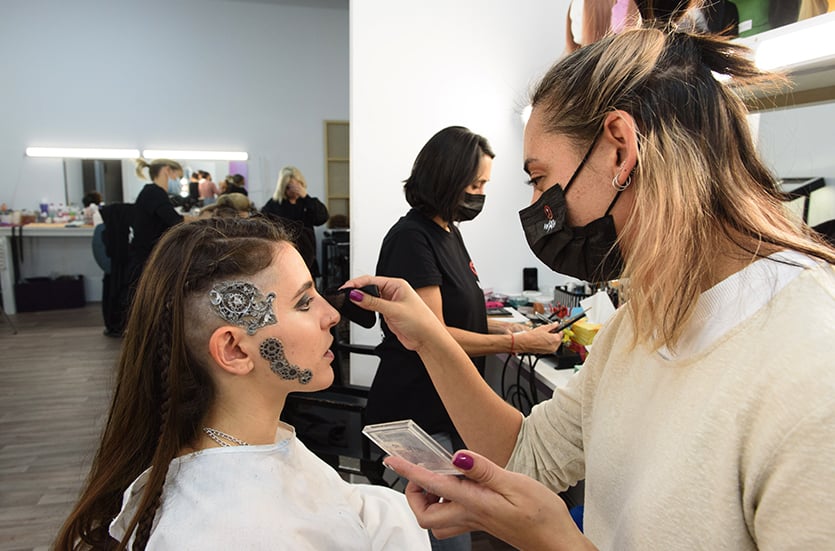 Descubre el fascinante mundo del maquillaje artístico. Potencia tu creatividad y aprende las técnicas más innovadoras.