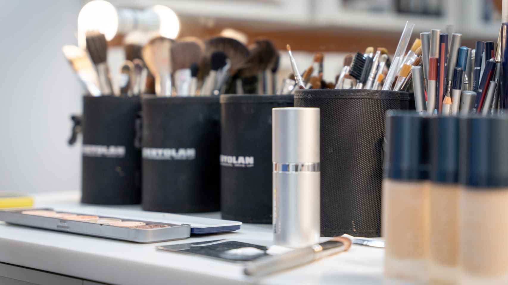 Descubre el increíble maquillaje artístico Kryolan: colores y creatividad al máximo.