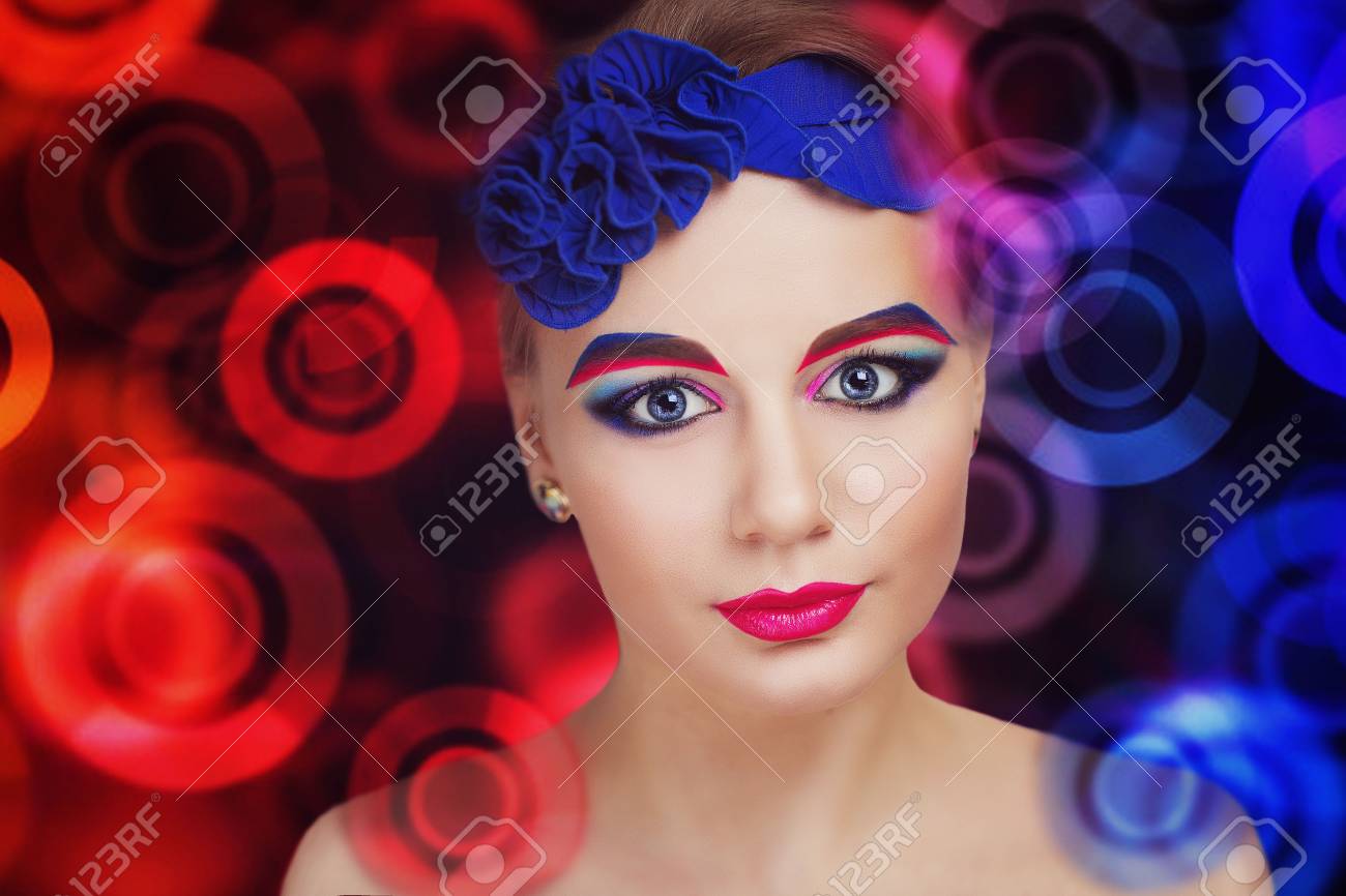 Descubre el impactante maquillaje azul con rojo para deslumbrar. ¡Sorprende con un look atrevido y elegante!