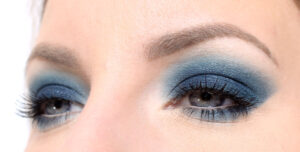 Descubre el encanto del maquillaje azul brillante: tips y tendencias