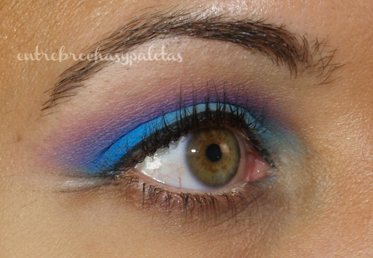 Descubre el encanto del maquillaje azul celeste y resalta tu Belleza.