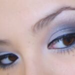 Descubre cómo lucir radiante con maquillaje azul de día.