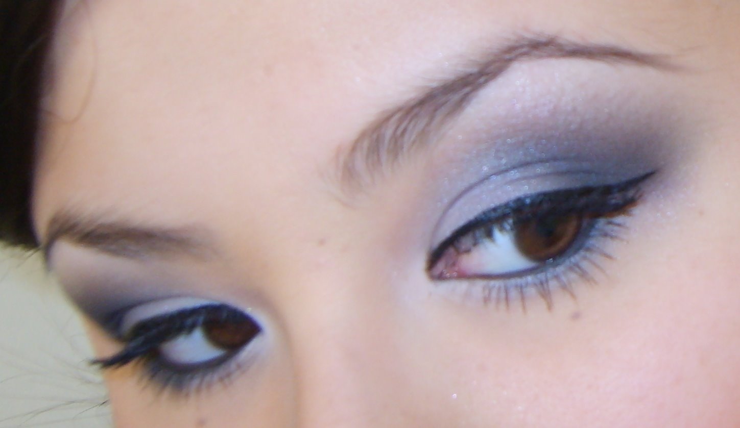 Descubre cómo lucir radiante con maquillaje azul de día.