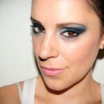 Descubre el fascinante maquillaje azul de los años 80 y luce un look retro único