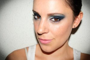 Descubre el fascinante maquillaje azul de los años 80 y luce un look retro único