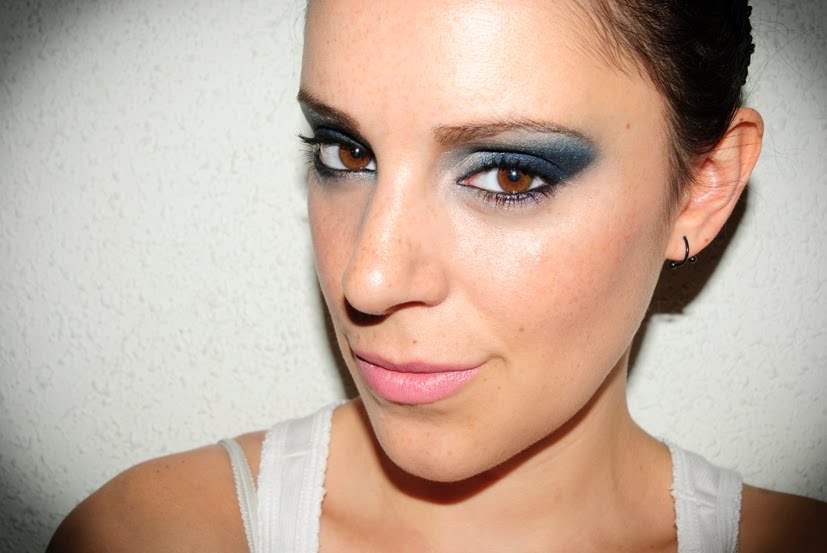 Descubre el fascinante maquillaje azul de los años 80 y luce un look retro único