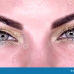 Descubre cómo lucir un maquillaje azul elegante – Consejos profesionales para un look sofisticado y llamativo – Ideal para eventos y ocasiones especiales – Atrae todas las miradas con tu maquillaje azul deslumbrante.