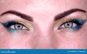 Descubre cómo lucir un maquillaje azul elegante – Consejos profesionales para un look sofisticado y llamativo – Ideal para eventos y ocasiones especiales – Atrae todas las miradas con tu maquillaje azul deslumbrante.
