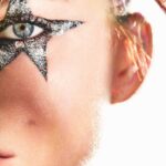 Descubre cómo hacer un maquillaje azul fácil y elegante