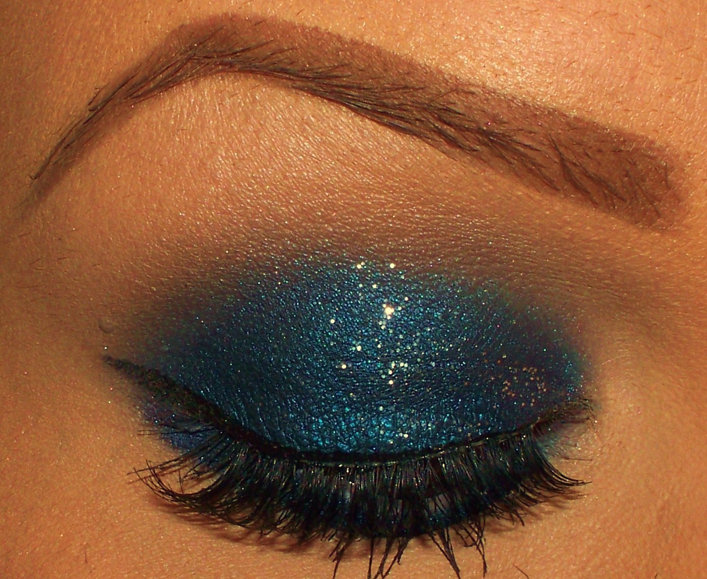 Descubre el encanto del maquillaje azul gótico: tips y tutoriales