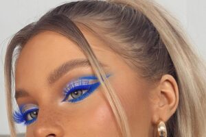 Transforma tu look con el maquillaje azul más impactante y moderno