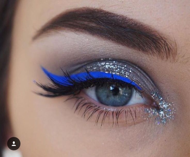 Descubre el maquillaje azul perfecto para tu graduación y deslumbra.