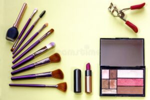 Descubre el encanto del maquillaje azul jade y realza tu Belleza.