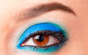 Descubre cómo lograr un look impactante con maquillaje azul en este video