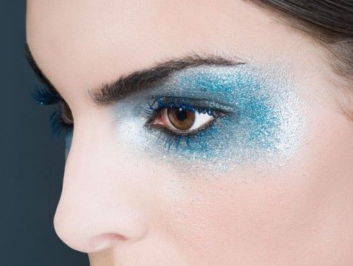 Descubre el fascinante maquillaje azul negro para resaltar tu mirada.