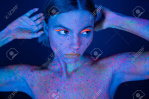 Descubre el impactante maquillaje azul neon y deslumbra con tu estilo. Crea looks vibrantes y únicos con nuestra selección de productos. Únete a la tendencia ahora.