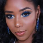 Descubre un maquillaje azul sencillo para realzar tu Belleza siendo morena